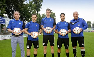 Präsentation: Ali Beckstedde (r.) und Alexander Brentrup (l.), Trainer und Vorstandsmitglied des SC Wiedenbrück begrüßten vor dem Trainingsstart die drei Neuzugänge Amer Kadric (Nr. 22), Julian Wolf (23) und Gökan Lekesiz (17). - Henrik Martinschledde