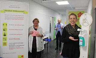 Ordnungsamtsleiter Paul Urban mit einem Teil seines Wahlteams. Geneviève Sasse (r.) hat das Hygienekonzept entwickelt, Bärbel Busch koordiniert das Briefwahlgeschäft. - Susanne Barth