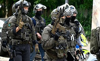SEK-Beamte in Spezialausrüstung machen sich bereit. Sie kommen dann zum Einsatz, wenn mit Gegenwehr und sogar Waffengewalt zu rechnen ist. - Roberto Pfeil/dpa
