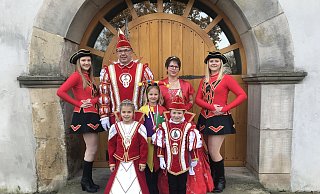 Peckelsheim: Prinz Wolfgang II. Janzen und Prinzessin Christiane I. Janzen (hinten, Mitte) regieren bei Pickel Jauh in Peckelsheim. Hier sind sie mit den Funkenmariechen Jasmin Isenberg und Juliane Stiewe sowie dem Kinderprinzenpaar Klara I. Koch und Jonas I. Kleinschmidt-Michels sowie Kinderhofnärrin Ida I. Koch zu sehen. - Pickel-Jauh