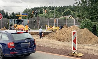Direkt an der Baustelle an der B 482 ist die vermeintliche Handgranate von einem Baggerfahrer entdeckt worden. - Thomas Lieske