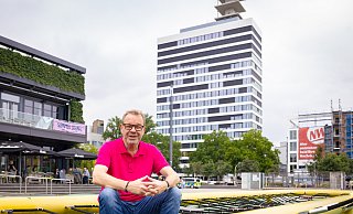 Es geht um die Zukunft Bielefelds: NW-Redakteur Stefan Brams freut sich auf die Sommergespräche mit seinen Gästen im Grünen Würfel auf dem Kesselbrink. - Mike-Dennis Mueller