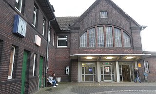 Am Bahnhof Löhne ist ein junger Mann äußerst negativ aufgefallen. - Susanne Barth