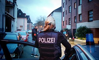 Zivilfahnder am Einsatzort Konrad-Martin-Platz Ecke Balduinstraße. In einer Wohnung nahmen sie hier zwei Tatverdächtige fest und beschlagnahmten Kokain. - Polizei Paderborn