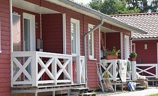 Unterkunft für Flüchtlingsfamilien: Die Schwedenhäuser in der Niehorster Siedlung Ellernhagen. Immer wieder werden der Löschzug Isselhorst und die Berufsfeuerwehr hierhin zu Einsätzen gerufen. Dass die Häuser aus Holz sind, ist dabei völlig unerheblich - Jens Dünhölter