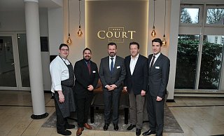Stefan Beckwermert (Küchenchef, von links), F&B Manager Derek Brachmann, Hoteldirektor Torsten Carll, Geschäftsführer Ralf Weber und Lutz Lachmann (Verkauf- und Veranstaltungsleiter. - Uwe Pollmeier