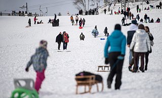 Der Ansturm auf Ski- und Rodelgebiete wie hier in Winterberg war zu Jahresbeginn groß. - dpa/Marius Becker