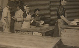 Historisch: Die Mutter von Margrit Becker, Irmgard Liliensiek (r.), arbeitete nach dem Krieg für die Engländer.