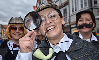 Als „Sherlock Holmes“ verkleidet: Die Mädels der Stadtverwaltung. - Birgit Vredenburg