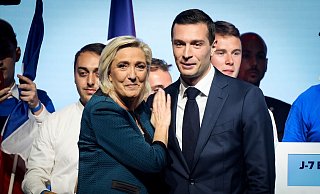 Die Parlamentswahl in Frankreich wird ein knappes Rennen. Sie könnte Frankreichs Rechtsnationale unter Marine Le Pen (l) und Jordan Bardella (r) an die Macht bringen. (Archivbild) - Thomas Padilla/AP/dpa