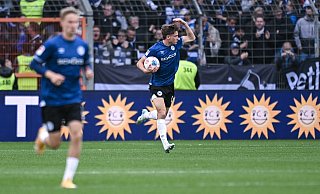 Maximilian Großer (r.) hat für Arminia gegen Schalke auf 1:2 verkürzt. Mit seiner Geste fordert er das Publikum auf, die Mannschaft bei ihrem Versuch, noch den Ausgleich zu erzielen, lautstark zu unterstützen. Doch am Ende verlässt Bielefeld erneut als Verlierer das Feld. - KROEGER/RHR-FOTO