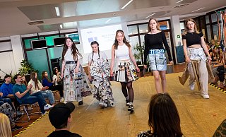 Nur etwas mehr als ein Dutzend Kollegiatinnen zeigen ihre im vergangenen Schuljahr entstandenen Entwürfe. Das Paradoxe: Das Interesse an Mode steigt, das am Bildungsgang schwindet. - Ralf Bittner