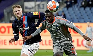 SCP-Linksverteidiger Jamilu Collins (r.), hier im Duell gegen den Kieler Fiete Arp, präsentierte sich am Freitagabend ungewohnt offensivfreudig. - picture alliance/dpa