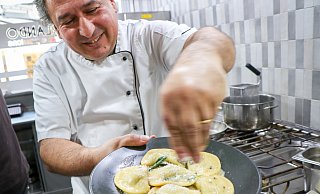 Auf die fertigen Ravioli mit Salbeibutter streut Orlando Rollo zum Schluss noch etwas Pfeffer, Parmesan und Salz. - Holger Kosbab