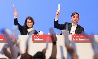 Nadja Lüders, Generalsekretärin der SPD, und Sebastian Hartmann, NRW-Landesvorsitzender der SPD, beim Landesparteitag. - picture alliance/dpa