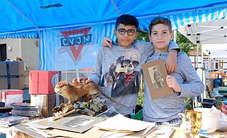Kenan (l.) und Hussein verkaufen Trödel zugunsten des CVJM Rahden. - Heike von Schulz
