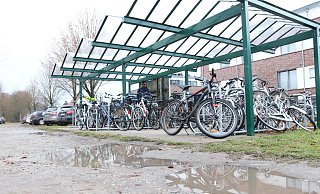 Alle Fahrradstellplätze sollten beleuchtet sein, finden die Mitglieder der Jungen Union. Sie fordern auch eine Befestigung der Pkw-Stellplätze auf der Wiese an der Bahnhofstraße. Bislang müssen alle, die dort parken, bei Regen durch Matsch und Pfützen stapfen. - Sigurd Gringel