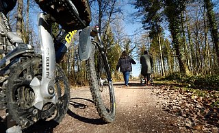Das Miteinander zwischen Mountainbikern und Wanderern ist nicht immer ganz einfach. Auf den Wegen wird es immer enger.  - picture alliance / dpa