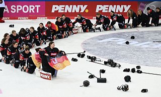 Die deutschen Eishockey-Frauen jubeln über die Olympia-Qualifikation. - Carmen Jaspersen/dpa