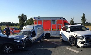 Drei Fahrzeuge wurden bei einem Unfall nahe der Alten Schanze beschädigt. - Feuerwehr Paderborn