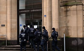 Polizisten sichern das Gerichtsgebäude in Duisburg. - Federico Gambarini/dpa
