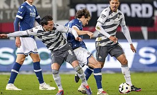 Mael Corboz (Mitte) war überzeugt, dass sein Team diesmal den Sieg verdient hatte. - IMAGO/foto2press