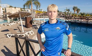 SCP-Talent Anton Bäuerle genießt die großzügige Pool-Landschaft des Teamhotels „Meliá Villaitana“ im spanischen Benidorm. - Oliver Krato
