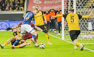 Für Arminia-Stürmer Julian Kania und Co. gab es in Dresden kein Durchkommen. - IMAGO/Jan Huebner