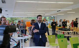 Wiedergewählt: Der alte und neue Bürgermeister Marco Diethelm starrte angespannt auf die Ergebniswand. Bis zur Auszählung des letzten Bezirks blieb die Wahl in Herzebrock-Clarholz offen. Diethelm gewann 9 Wahlbezirke, Harald Loermann 8. - Robert Becker