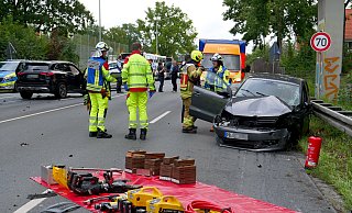 Bei der Kollision zwischen zwei Personenwagen auf dem Heinz-Nixdorf-Ring in Höhe des Ahorn-Ballparks wurden Samstagmittag fünf der sechs Insassen verletzt. - Ralph Meyer