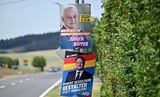Plakate von AfD-Kandidat Robert Sesselmann und CDU-Kandidat Jürgen Köpper hängen an einer Straße in Sonneberg. - Martin Schutt/dpa