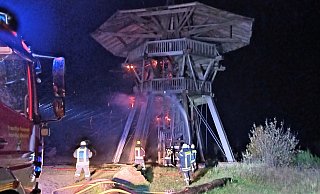 Die Freiwillige Feuerwehr bei den Löscharbeiten zum brennenden Eggeturm auf dem preußischen Velmerstot in Steinheim. - Müther/Freiwillige Feuerwehr Horn-Bad Meinberg