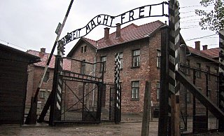 Der Eingang zum Stammlager des ehemaligen KZ Auschwitz in Oswiecim, Polen. In Detmold muss sich demnächst ein ehemaliger SS-Mann wegen Beihilfe zum Mord verantworten. - picture alliance / dpa