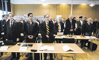 Im Gerichtssaal: Insgesamt 19 Opfer-Anwälte gibt es, manche haben nach dem Auschwitz-Urteil einen Revisionsantrag gestellt. Ernst von Münchhausen und Onur Özata (vorne, von links) sowie (hinten von rechts) Thomas Walther, Cornelius Nestler und Manuel Mayer verzichten darauf. Sie wünschen sich ein rasches rechtskräftiges Urteil.  - dpa