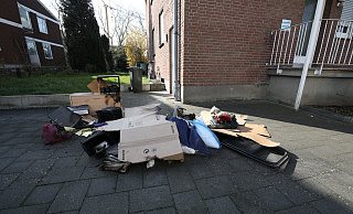 Die Feuerwehr räumte zum Teil verbrannten Unrat aus den Kellerräumen. - Gerald Dunkel