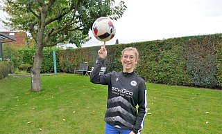 Perfekte Ballbehandlung: Kim Schneider beherrscht ihr Sportgerät in allen Lagen. - Thorsten Mailänder
