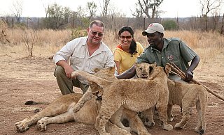 Jürgen Althans und Ehefrau Canan kamen bei einer Safari in Südafrika den Löwen ganz nah.