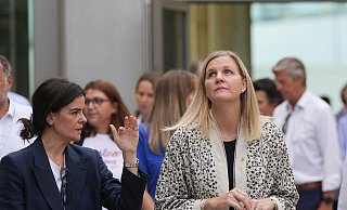 Kirsty Coventry (r) äußert sich zum Start von russischen Athleten bei Winter-Olympia in Italien - Antonio Calanni/AP/dpa