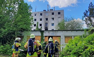 Die Spuren des Brandes in einem Zimmer im ehemaligen Studentenwohnheim in Höxter sind deutlich zu sehen. - David Schellenberg