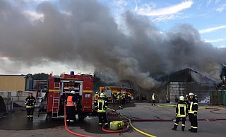 Die Rauchsäule war bis nach Herford zu sehen und auch fast zu riechen.  - Feuerwehr Vlotho