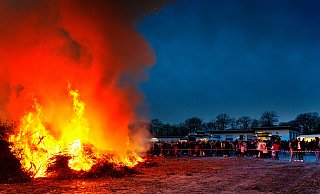 Bis zu 800 Personen waren im vergangenen Jahr beim Osterfeuer in Holsen vor Ort am Sportplatz. - Gerald Dunkel