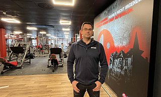 Marco Weiß, Expansionsmanager von AI Fitness, freut sich, an diesem Samstag die ersten Gäste an der Kampstraße 20-22 in Gütersloh begrüßen zu können. - Neue Westfälische