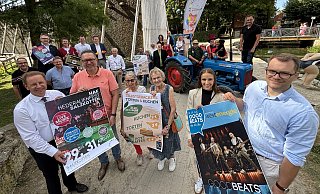 Traktoren, Oldtimer, Kulturschaffende und viele Ehrenamtler sorgen für das volle Programm beim Hederauenfest. - Jens Reddeker