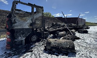 Die Feuerwehr war über Stunden mit den Löscharbeiten des Lkw-Brandes auf der A33 beschäftigt. - Paul Brinkmann