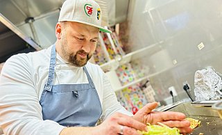 Benedikt Paus aus Paderborn vom Restaurant "El Chingon" bereitet in der Bielefelder Küche die Speisen vor für die Lieferung. - Stefan Becker