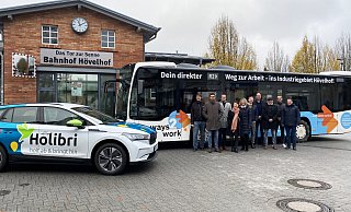 Freuen sich, dass das Industriegebiet Hövelhof-Nord bald mit dem ÖPNV erreichbar ist: Moritz Pucker (v. l.), Matthias Klöpper, Marko Waymann, Verena Rettig, Valerie Manigel, Max Meier, Rolf Henrichsmeyer, Jörg Großestrangmann, Christian Vullhorst und NPH-Geschäftsführer Marcus Klugmann. - NPH