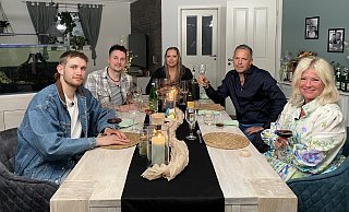 Am dritten Tag der "OWL-Woche" sind die Kandidaten bei Steffi (M.) aus Herford zu Gast. Sie serviert Morris (v. l.) aus Bünde, Marc aus Steinhagen, István aus Spenge und Betty aus Herford unter anderem russische Teigtaschen. - RTL / ITV Studios Germany