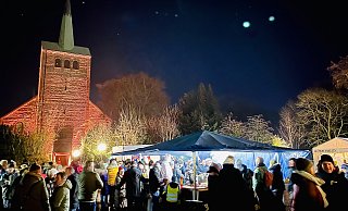 2022 fand der Weihnachtsmarkt erstmals zwischen Kirche und Gemeindehaus statt. - Stefan Becker