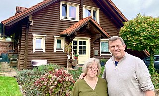 Maike und Kai Honermeier fühlen sich in ihrem Blockhaus richtig wohl. - Verena Freiberg