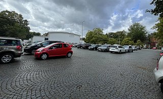 Insbesondere zur Mittagszeit ist der Parkplatz an der Sedanstraße gut besucht. Doch Behindertenparkplätze gibt es hier nicht. - Shannon-Lee Bendig